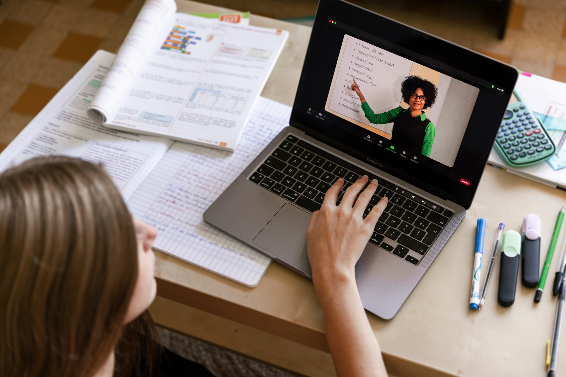 Niña recibiendo clases particulares online con profesor a través de una plataforma de servicios profesionales como Kelimbo
